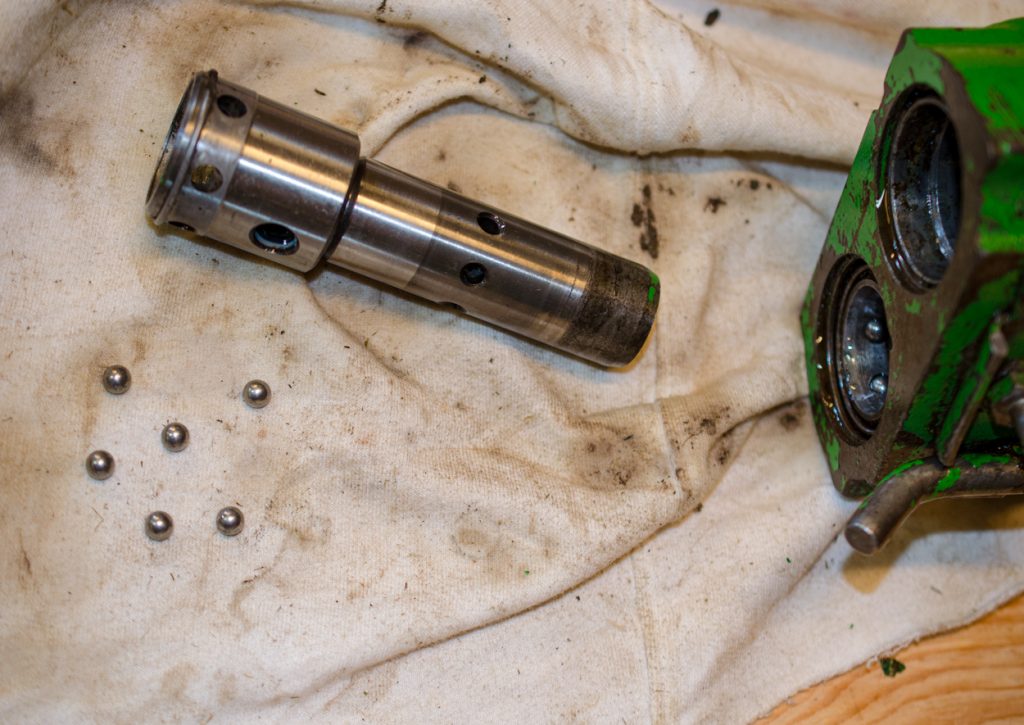 Photo showing the coupler and 6 ball bearings on a John Deere 1640/2040 Breakaway Coupler.