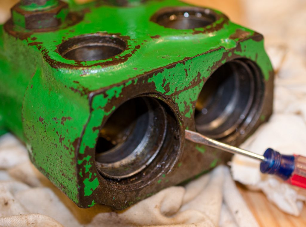 Photo showing the retaining snap ring on a John Deere 1640/2040 Breakaway Coupler.